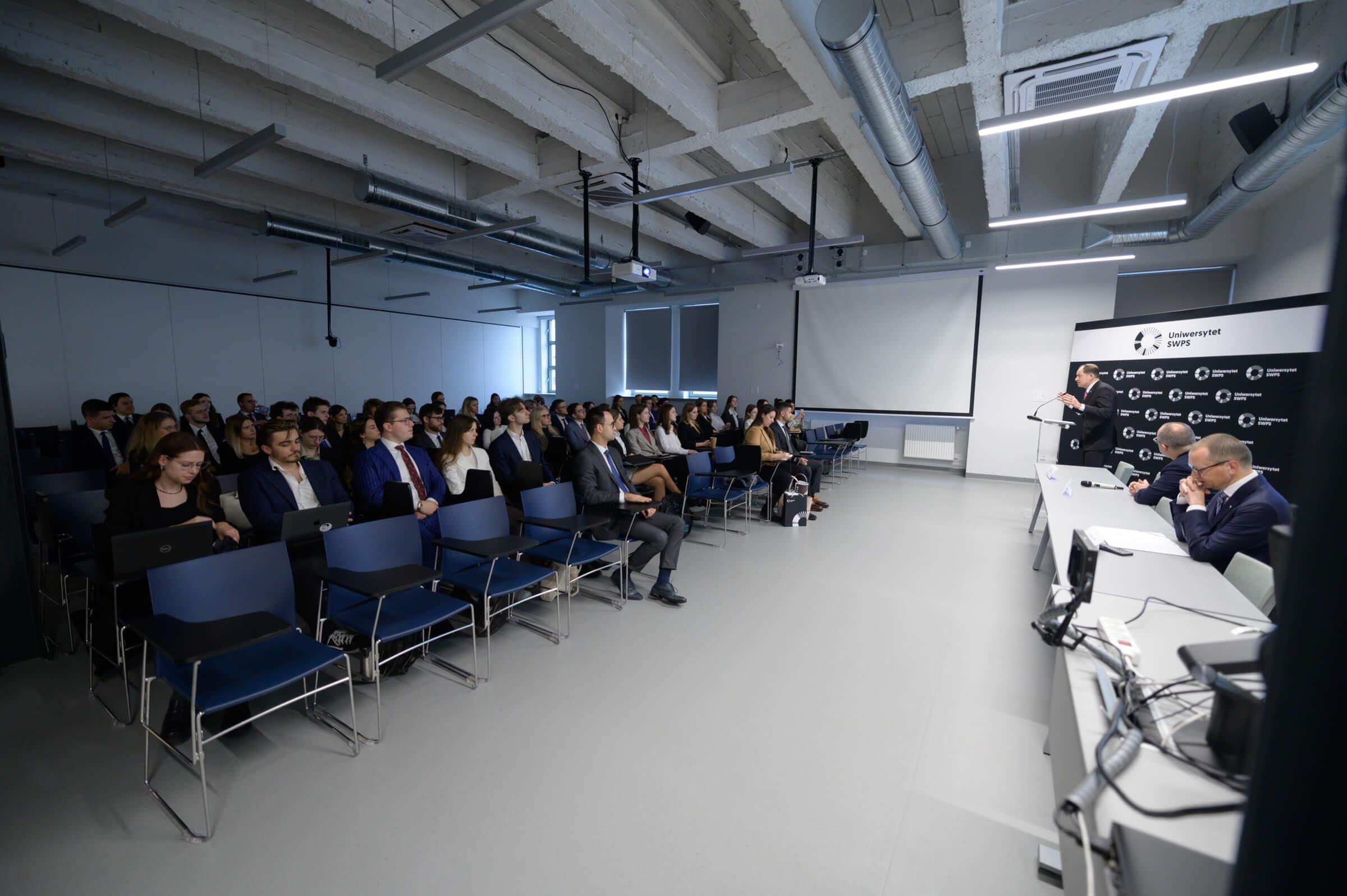 Publiczność przysłuchuje się przemówieniom na otwarciu szkolenia Vis Moot Bootcamp na Uniwersytecie SWPS w Warszawie