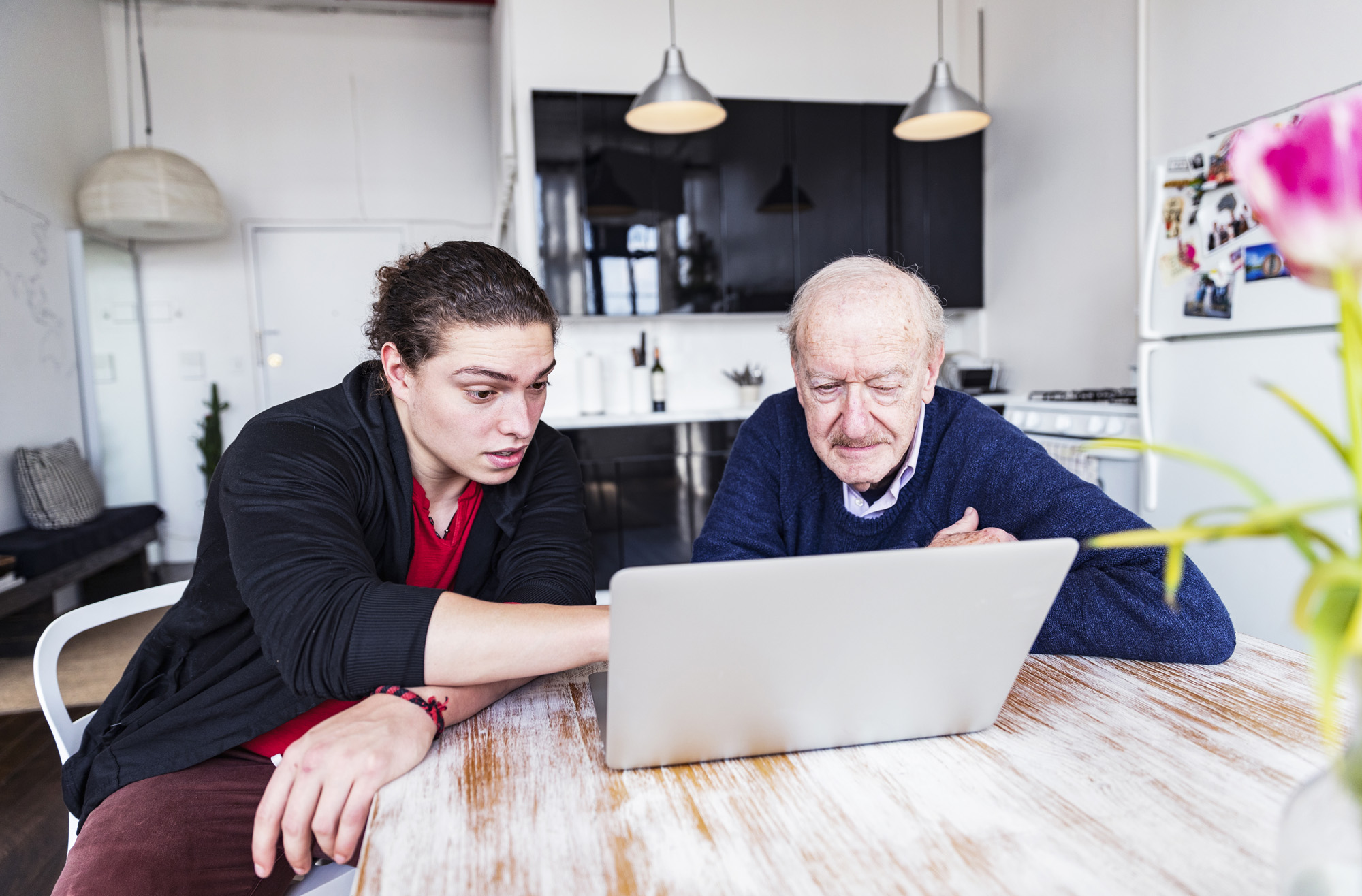 Wspieranie ludzi w starszym wieku w dokonywaniu bardziej optymalnych wyborów w złożonych zadaniach decyzyjnych dotyczących zakupów internetowych