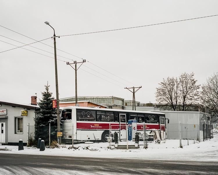 Stary przystanek autobusowy, widać stojący w pobliżu autokar