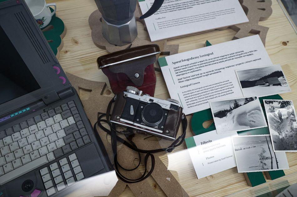 Wystawa „Tischner – doświadczenie 2025” w Senacie RP. Aparat fotograficzny i laptop, których używał ks. Tischner  