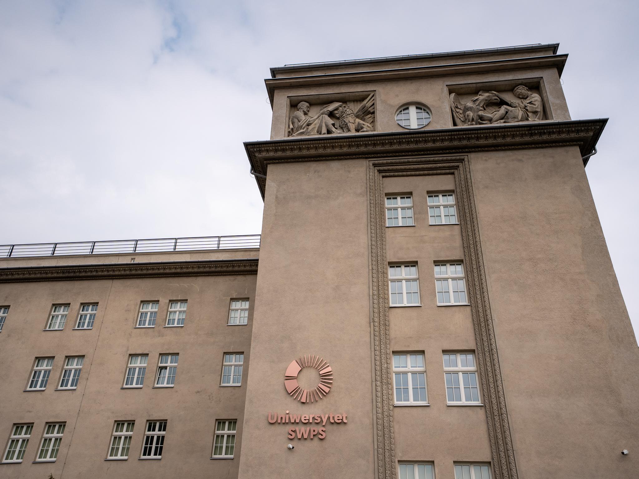 Modernistyczny gmach przy Al. Mickiewicza 3 w Krakowie siedziba Filii im. ks. Józefa Tischnera w Krakowie Uniwersytetu SWPS