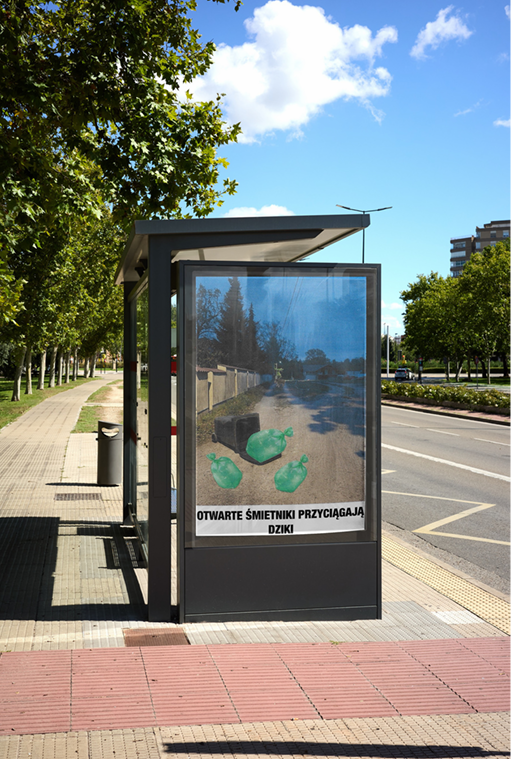 Projekt plakatu na przystanku, który przedstawia przewrócony śmietnik z podpisem: 'otwarte śmietniki przyciągają dziki'.