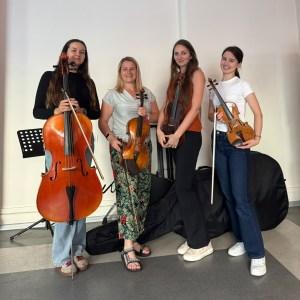 Cztery kobiety z instrumentami smyczkowymi