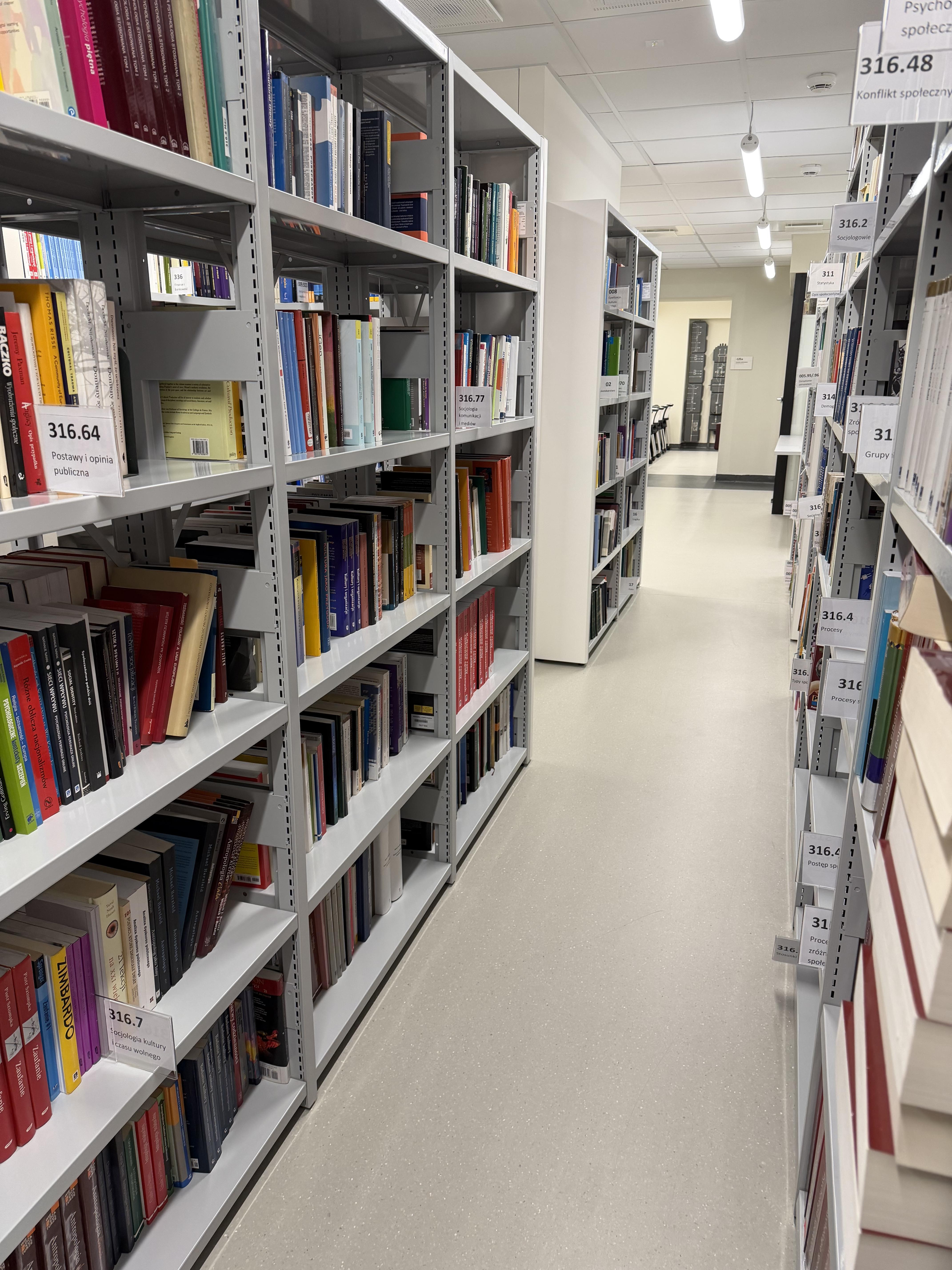 Książki na półkach w bibliotece w Krakowie
