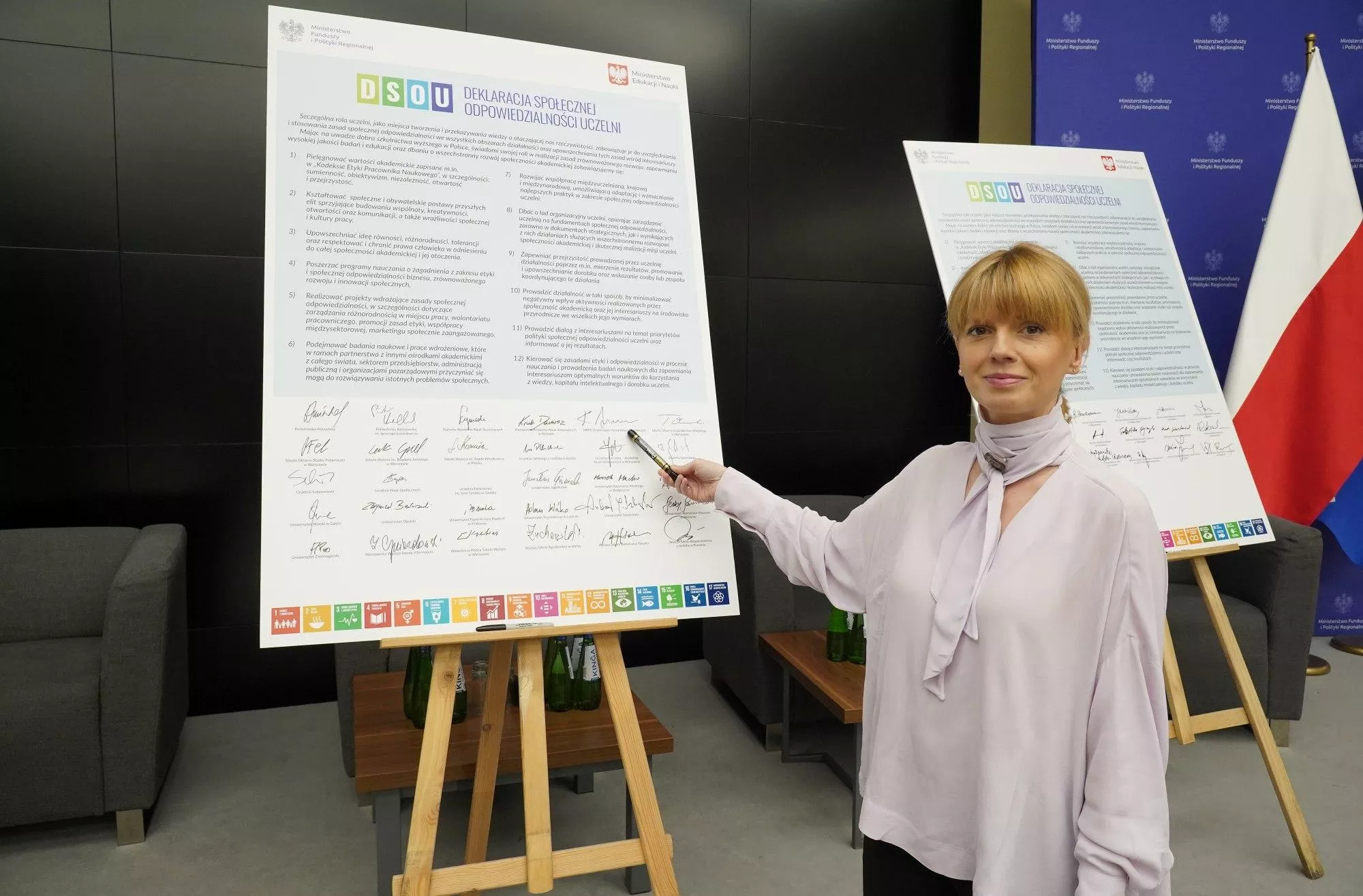 Prof. Katarzyna Januszkiewicz jako przedstawicie Uniwersytetu SWPS podczas podpisania Deklaracji Odpowiedzialności Społecznej Uczelni (SOU)