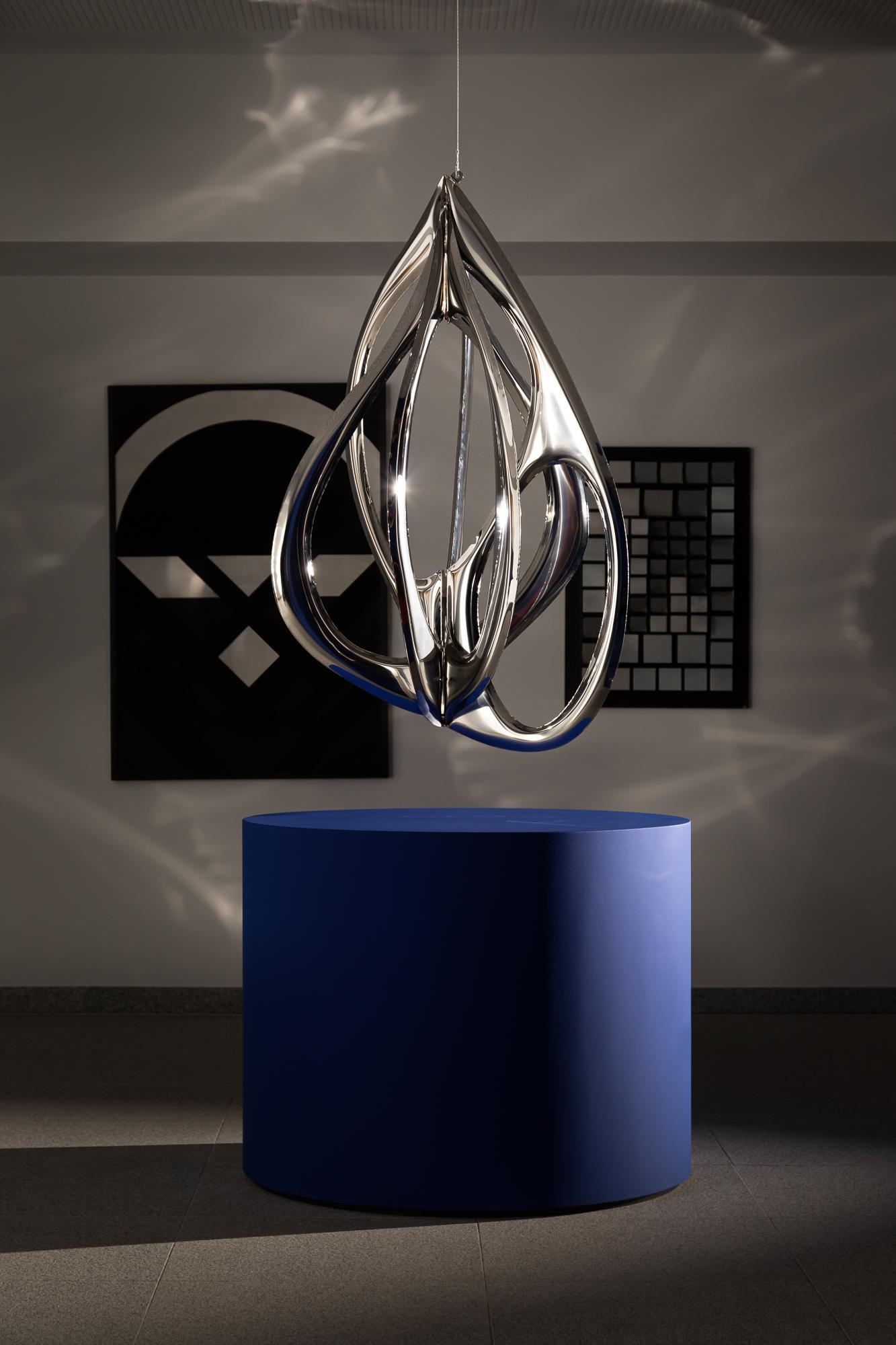 Rzeźba Aorta autorstwa Oskara Zięty, w formie metalowego kokonu wykonany z łuków w kształcie aorty