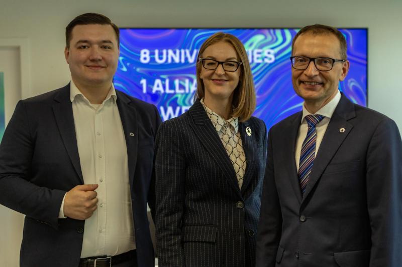 Od lewej: Adam Kućmierz, student prawa na USWPS, prof. Ewa Gruszczyńska, prorektorka ds. międzynarodowych, prof. Roman Cieślak, rektor Uniwersytetu SWPS