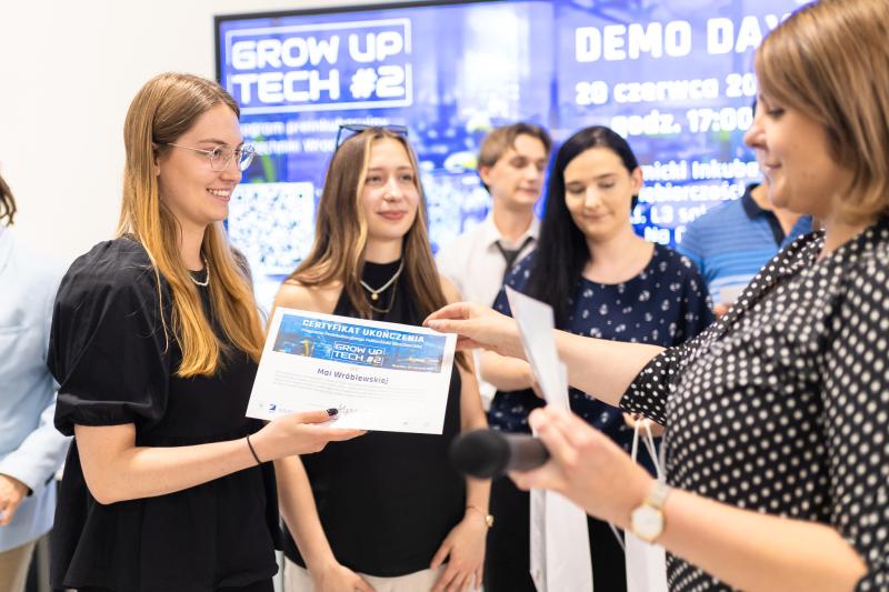 Maja Wróblewska odbiera certyfikat ukończenia „Grow Up Tech #2”