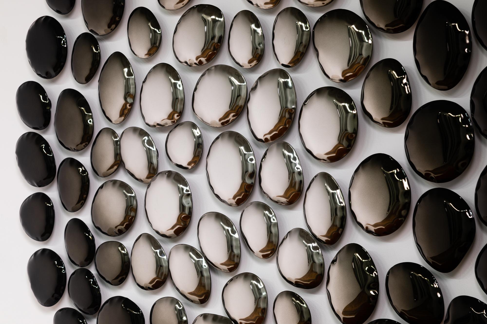Instalacja Oskara Zięty, składająca się z 89 nadmuchanych powietrzem, wybrzuszonych, metalowych elementów tworzących krąg.