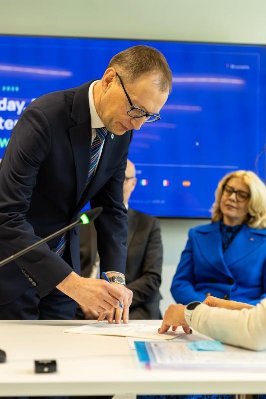 Prof. Roman Cieślak, Rektor Uniwersytetu SWPS, podpisuje dokument ustanawiający status osobowości prawnej sojuszu ERUA