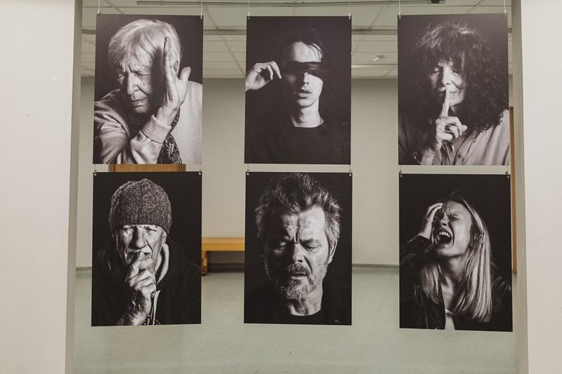 6 portretów przedstawiające różne wyrazy twarzy modeli, każde z nich przedstawia inną emocję
