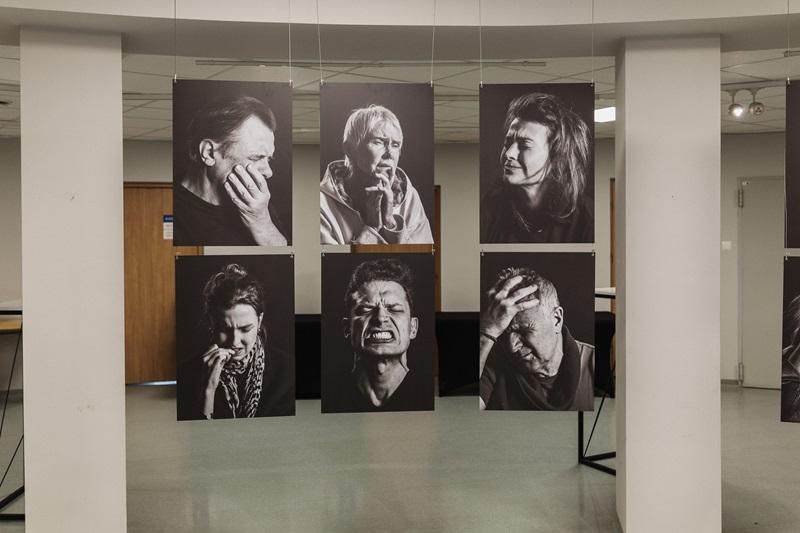 6 portretów przedstawiające różne wyrazy twarzy modeli, każde z nich przedstawia inną emocję