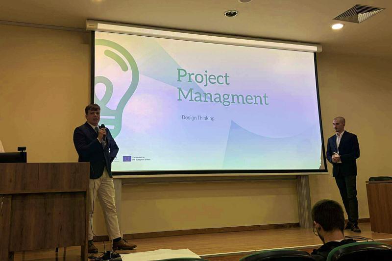 Studenci z Uniwersytetu SWPS prowadzą warsztat podczas Szczytu ERUA 2025
