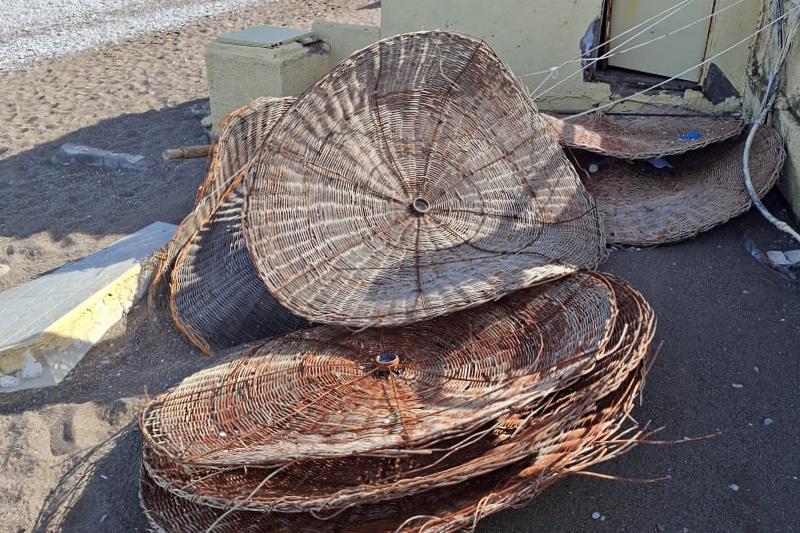 Stos tradycyjnych greckich koszy kalathos na plaży na Rodos