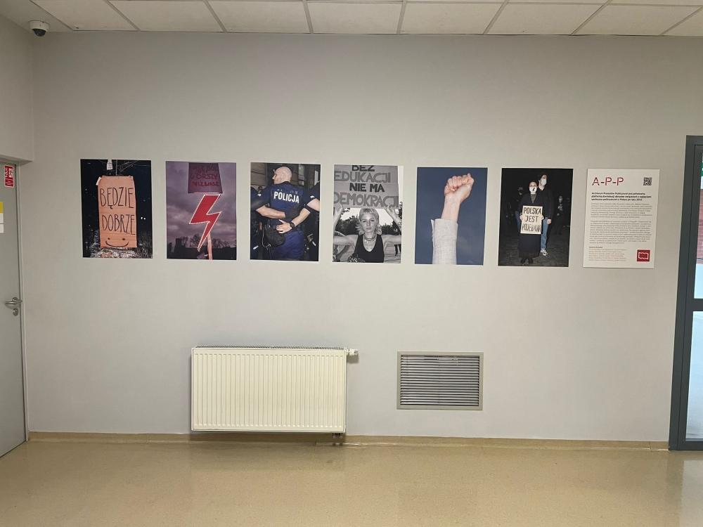 Ściana ze zdjęciami z wystawy A-A-P na poznańskim kampusie Uniwersytetu SWPS