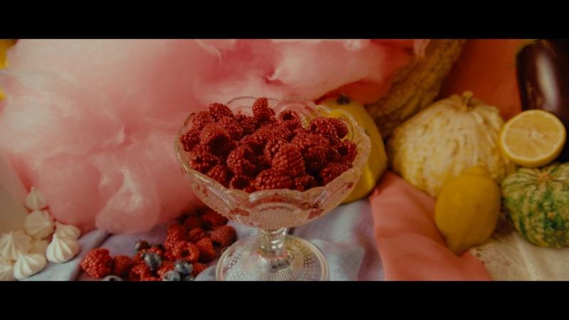 Kadr ze spotu reklamowego; zbliżenie na pucharek z malinami i inne owoce