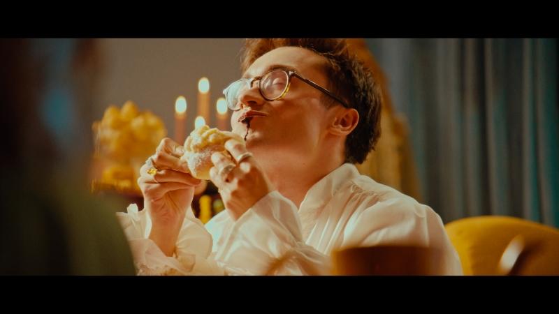 Kadr ze spotu reklamowego; Rozkoszny z zadwoloną miną zjada słodki wypiek