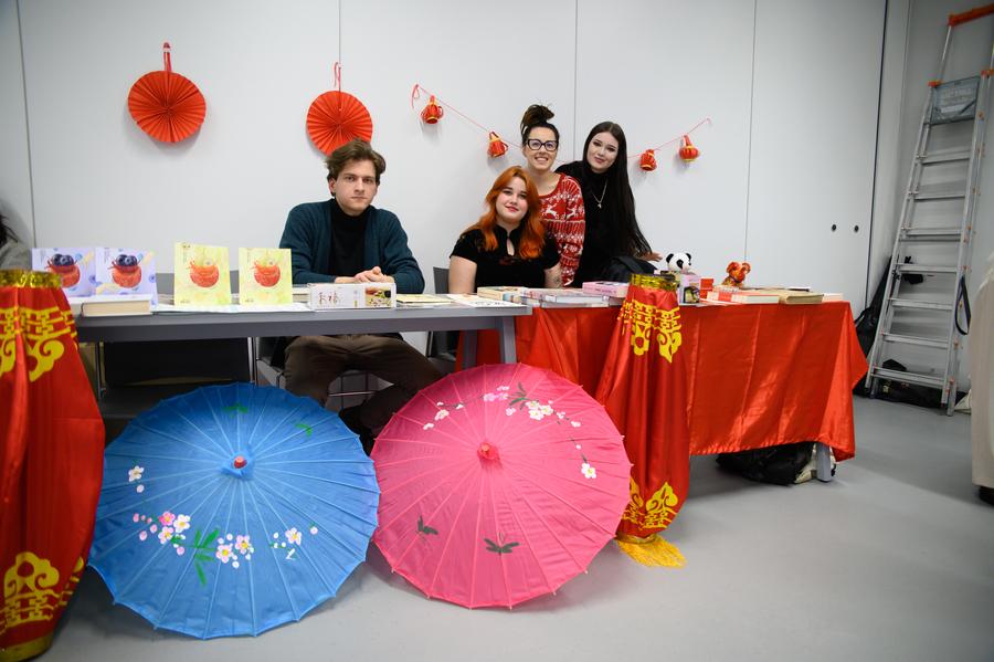 Stoisko azjatyckie z japońskimi parasolkami, książkami, przysmakami i papierowymi ozdobami