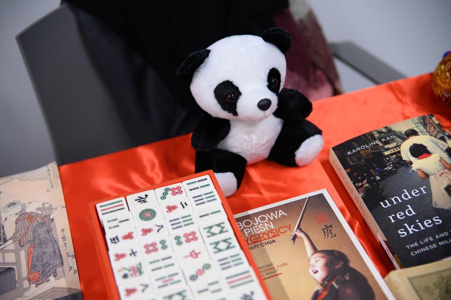 Część stoiska poświęcona Chinom: pluszowa panda, zestaw kamieni do gry w madżonga, książki