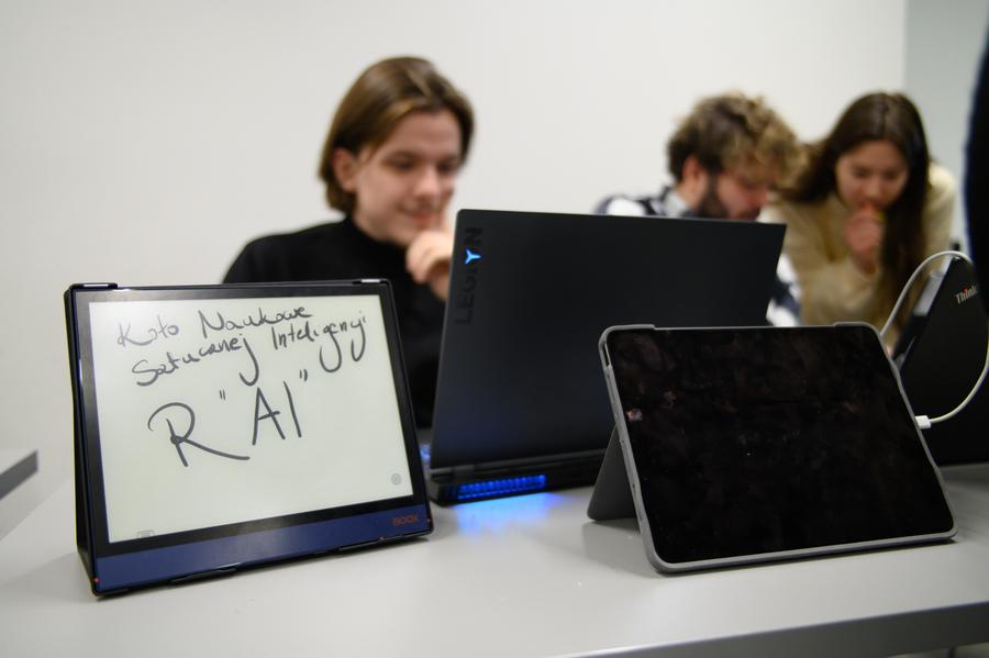 Tablety i laptopy na stoisku Koła Naukowego Sztucznej Inteligencji R„AI”