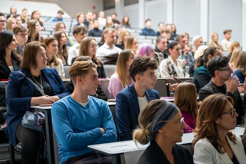 Gala finałowa VI edycji Acts of Leadership Award. Grupa uczestniczek i uczestników gali na widowni
