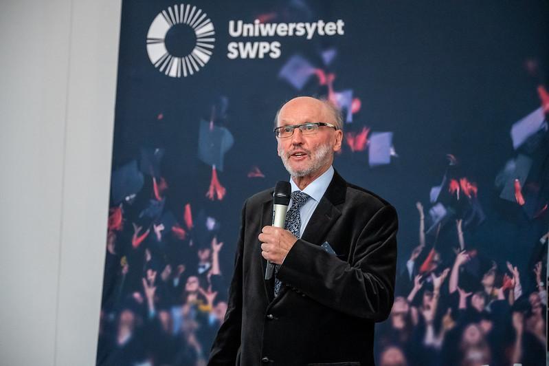 Gala finałowa VI edycji Acts of Leadership Award. Doktor Włodzimierz Świątek wygłasza przemówienie
