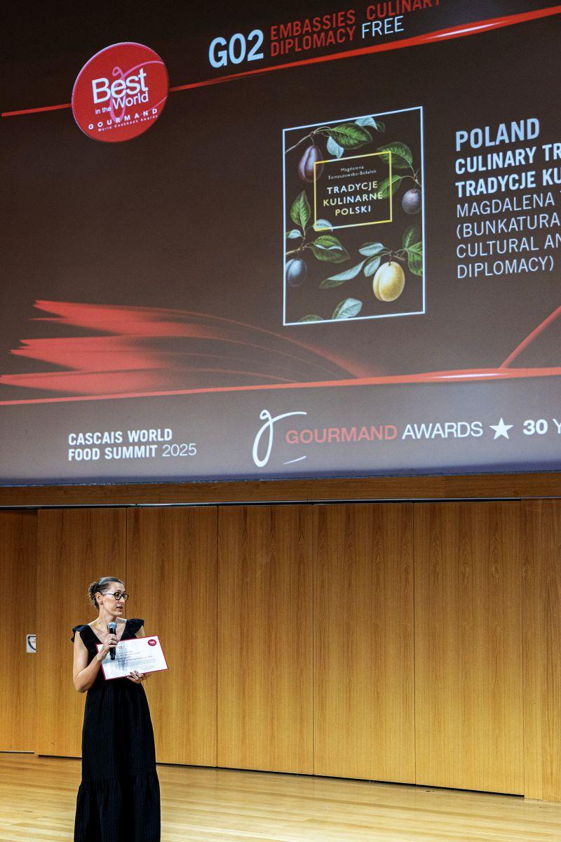 Doktor Magdalena Tomaszewska-Bolałek z dyplomem podczas gali Gourmand World Cookbook Awards 2025