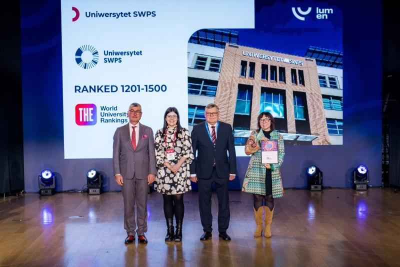 Prorektorka ds nauki Uniwersytetu SWPS Kamila Jankowiak-Siuda odbiera nagrodę THE