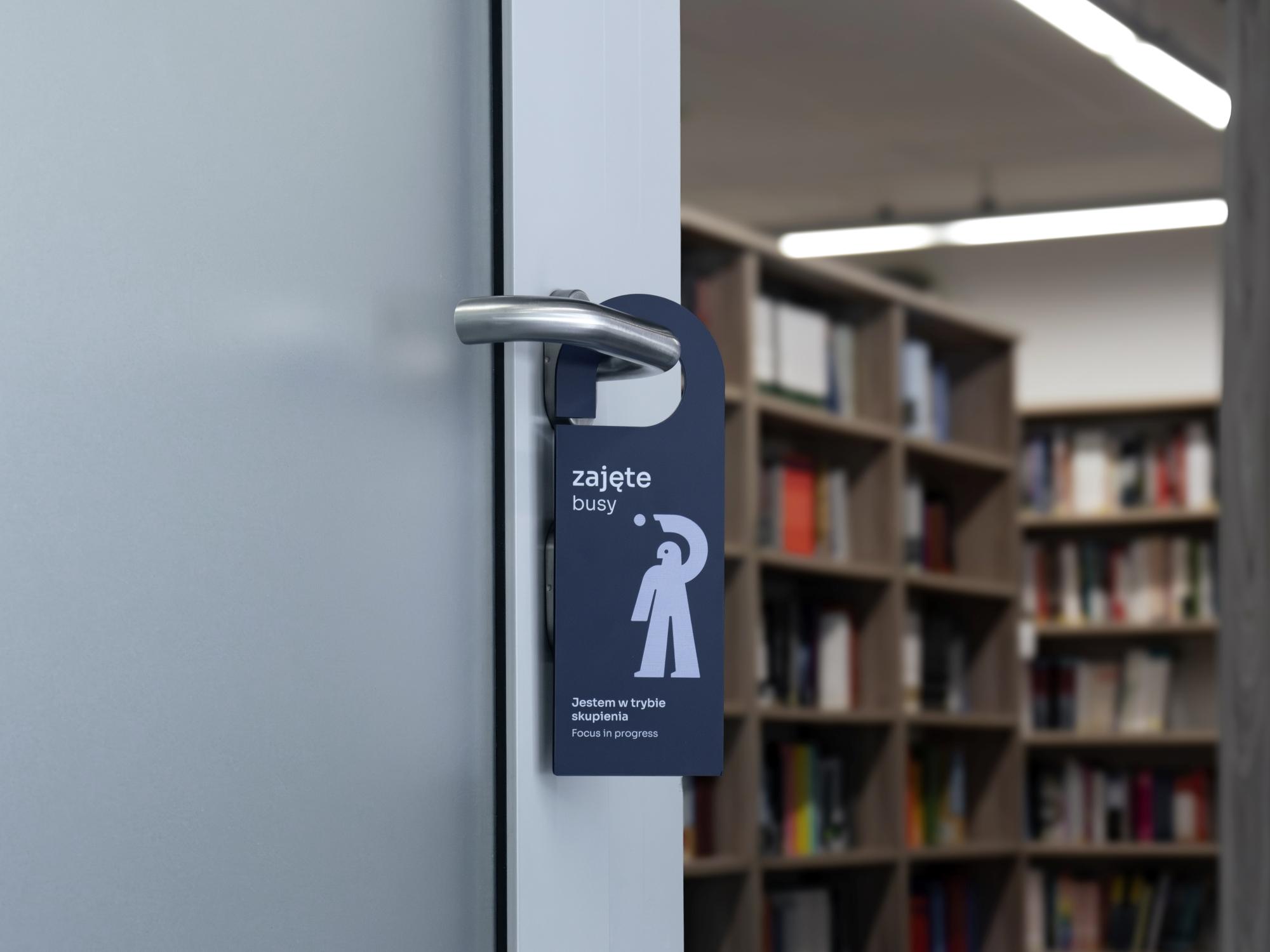 Studenci USWPS zaprojektowali identyfikację pokoi ciszy na uczelni