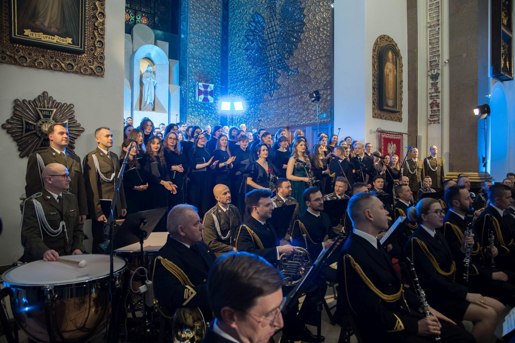 Koncert Chóru Akademickiego Uniwersytetu SWPS w Katedrze Polowej Wojska Polskiego. Zdjęcie grupowe chórów i orkiestry