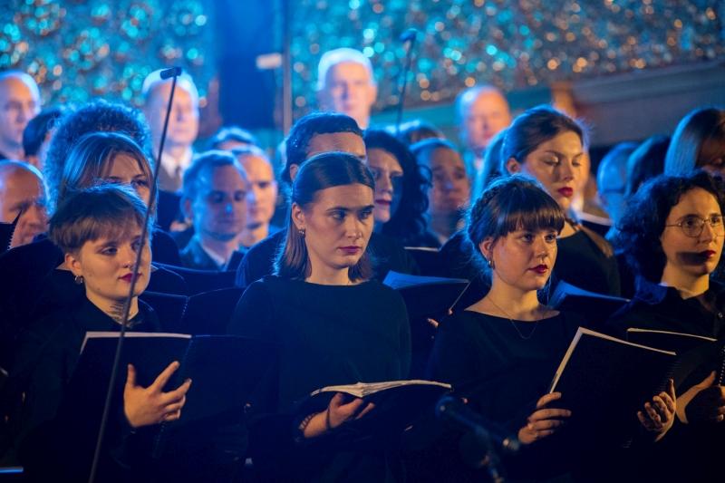 Koncert Chóru Akademickiego Uniwersytetu SWPS w Katedrze Polowej Wojska Polskiego. Chórzystki z Chóru Akademickiego Uniwersytetu SWPS