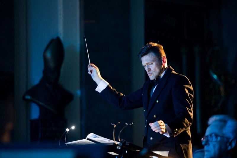 Koncert Chóru Akademickiego Uniwersytetu SWPS w Katedrze Polowej Wojska Polskiego. Dyrygent Mariusz Dziubek z batutą