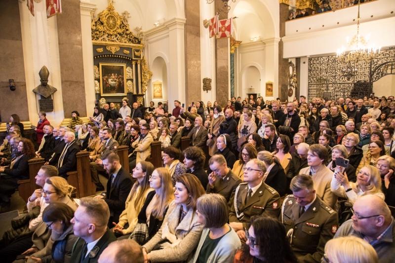 Koncert Chóru Akademickiego Uniwersytetu SWPS w Katedrze Polowej Wojska Polskiego. Licznie zgromadzona publiczność