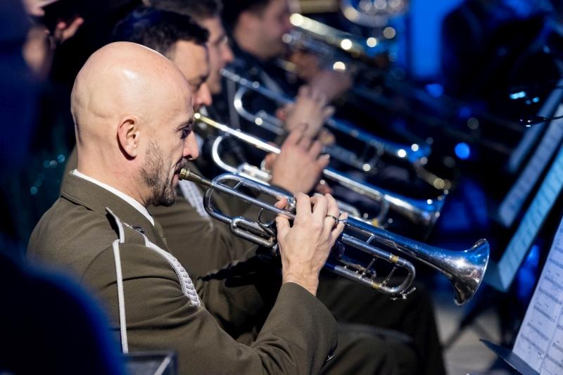 Koncert Chóru Akademickiego Uniwersytetu SWPS w Katedrze Polowej Wojska Polskiego. Mężczyźni grają na trąbkach
