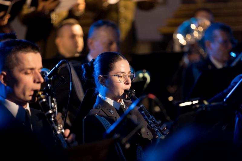 Koncert Chóru Akademickiego Uniwersytetu SWPS w Katedrze Polowej Wojska Polskiego. Dziewczyna gra na klarnecie