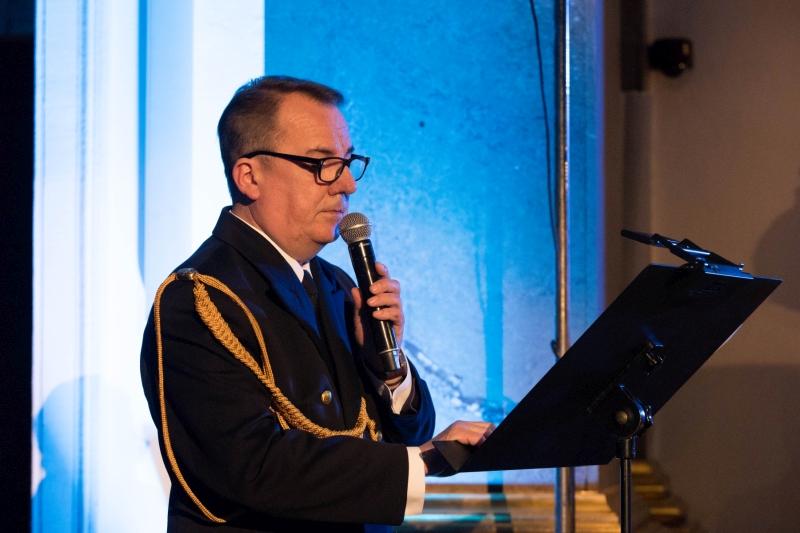 Koncert Chóru Akademickiego Uniwersytetu SWPS w Katedrze Polowej Wojska Polskiego. Mężczyzna przemawia do mikrofonu