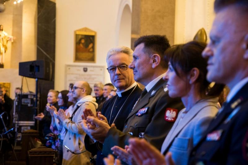 Koncert Chóru Akademickiego Uniwersytetu SWPS w Katedrze Polowej Wojska Polskiego. Wiesław Lechowicz, biskup polowy Wojska Polskiego