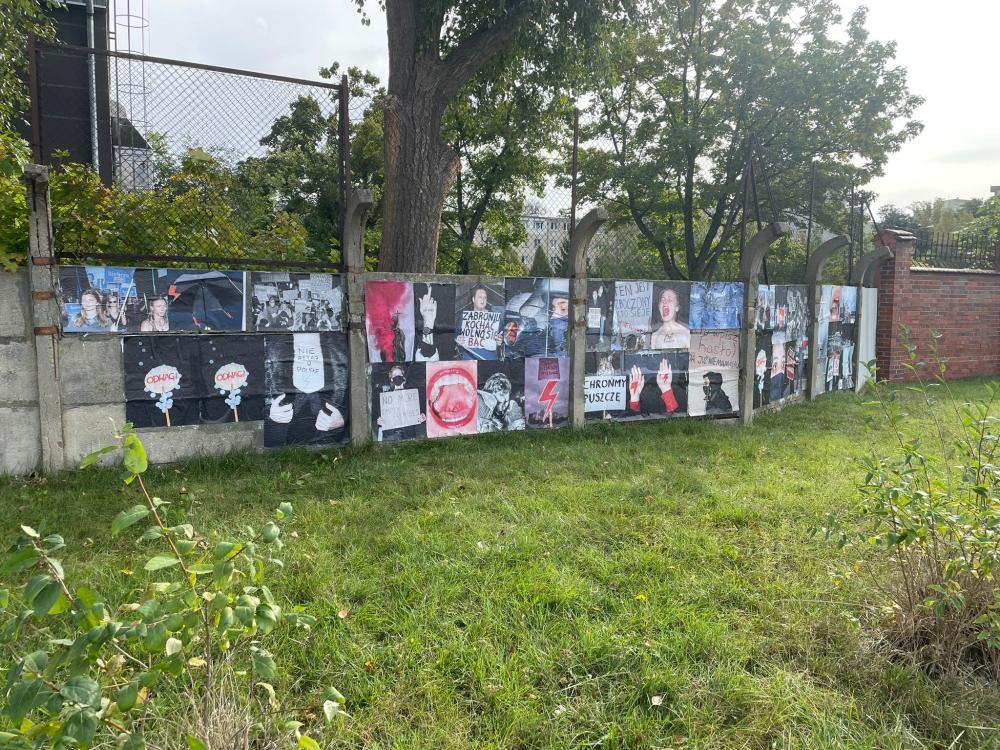 Kolaż ze zdjęć A-A-P na murze na terenie wrocławskiego kampusu Uniwersytetu SWPS