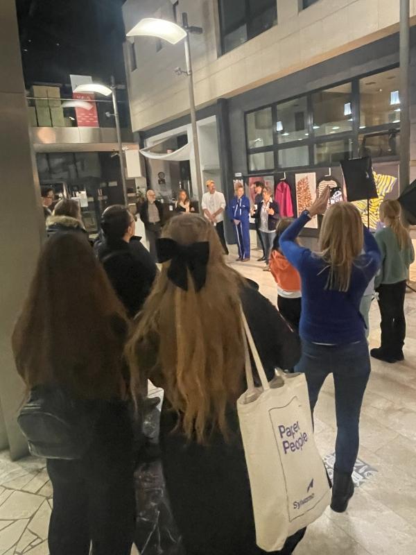 Publiczność podczas wernisażu wystawy "Pomiędzy" na Uniwersytecie SWPS w Krakowie