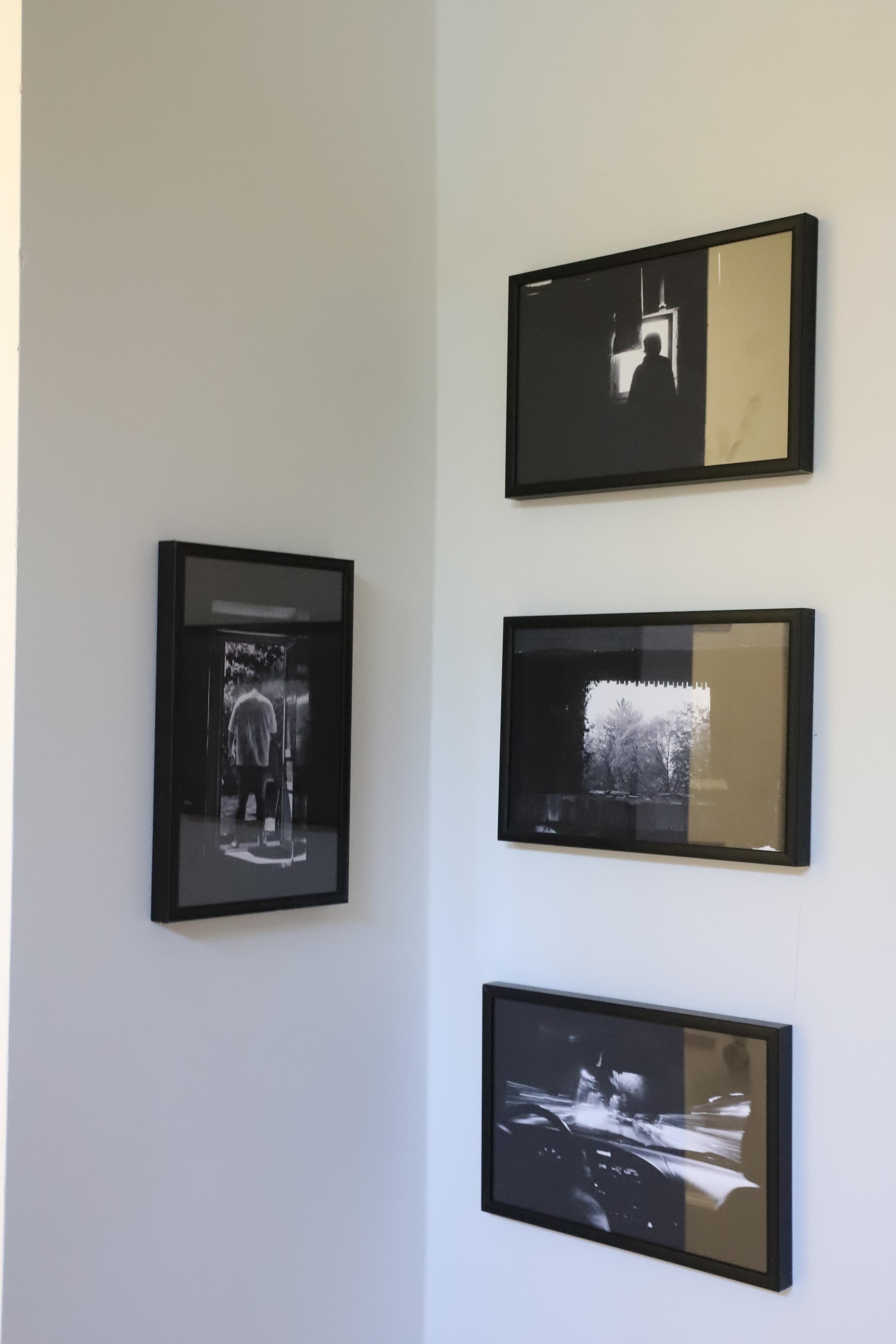 Seria czterech czarno-białych fotografii w czarnych ramach