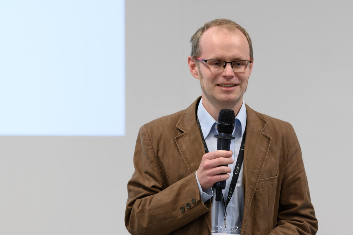 Dr Mikołaj Rogiński przemawia podczas konferencji "Innowacje społeczne" na Uniwersytecie SWPS w Warszawie