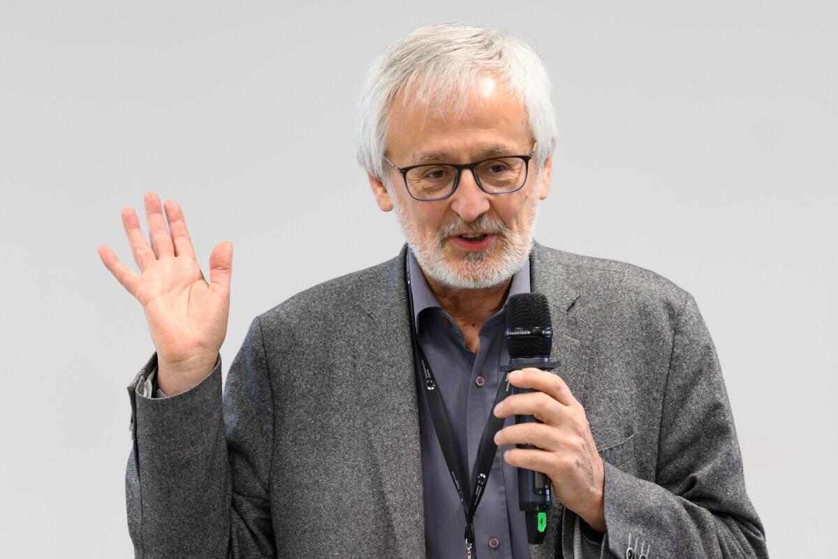 Zdjęcie portretowe prof. Bolesława Roka, który prowadzi wykład podczas konferencji "Innowacje społeczne" na Uniwersytecie SWPS