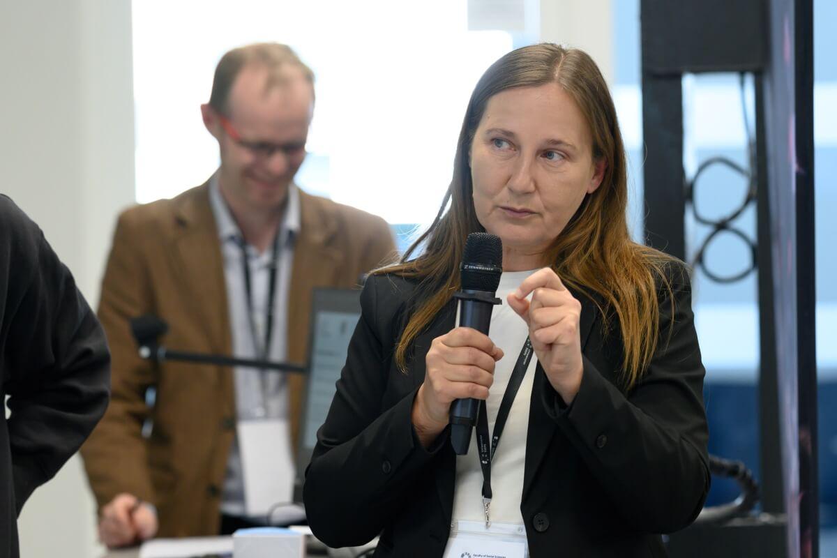 Marzena Wójcicka prowadzi prezentację podczas konferencji "Innowacje społeczne. Wyzwania-rozwiązania-praktyki" na Uniwersytecie SWPS w Warszawie
