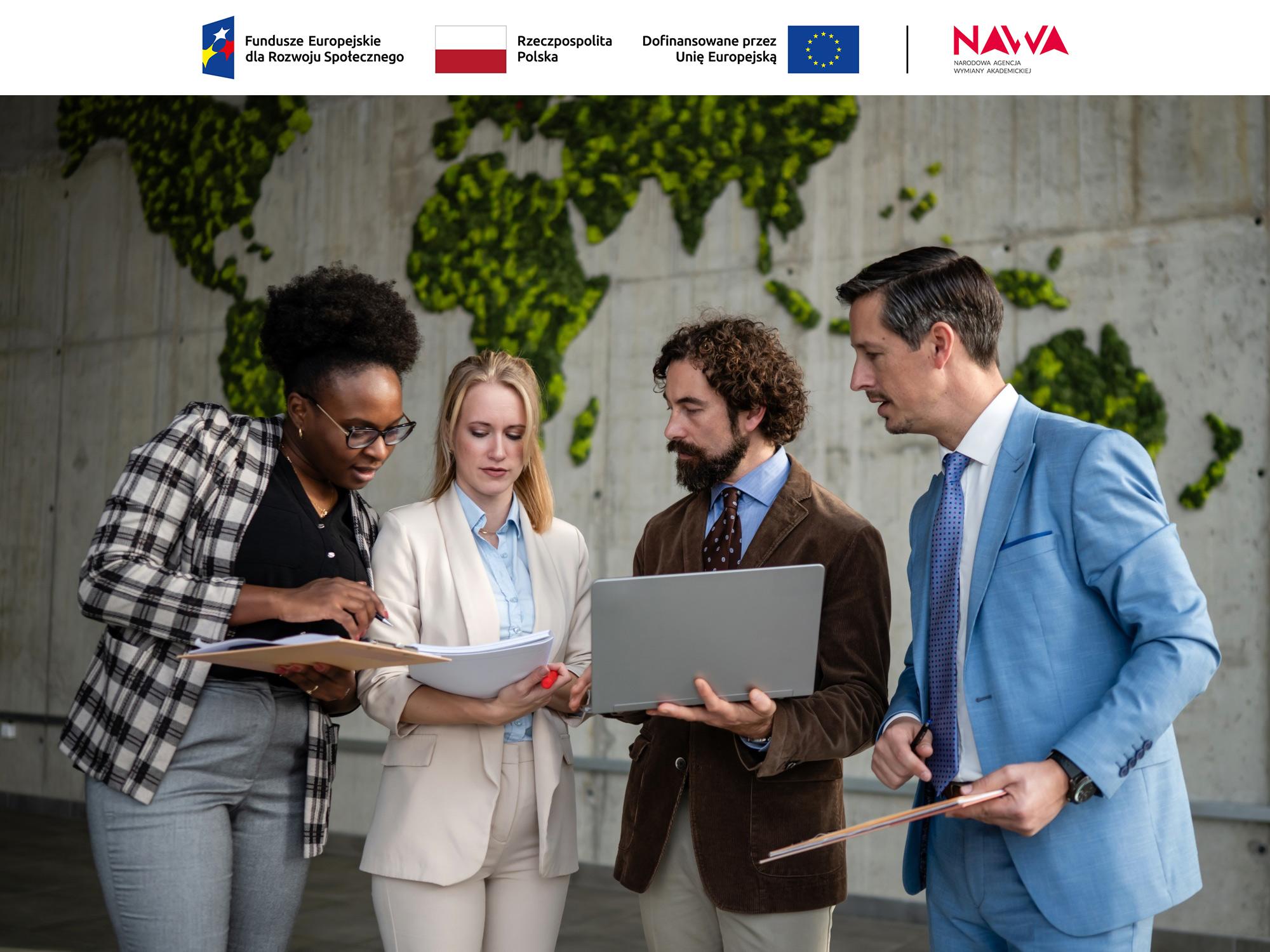 Międzynarodowy zespół na tle mapy świata. Na górze cztery logo. Logo 1: Fundusze Europejskie dla Rozwoju Społecznego, logo 2: Rzeczpospolita Polska, logo 3: Dofinansowane przez Unię Europejską, logo 4: Narodowa Agencja Wymiany Akademickiej
