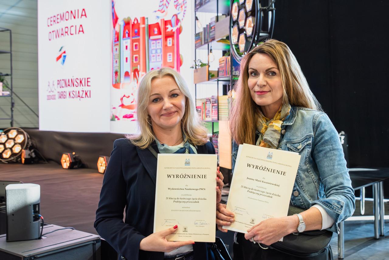 Dorota Siudowska-Mieszkowska i doktor Joanna Kwaśniewska trzymają dyplomy