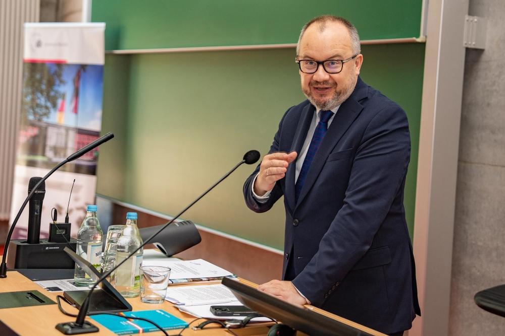 Zbliżenie na Adama Bodnara, który wygłasza wykład