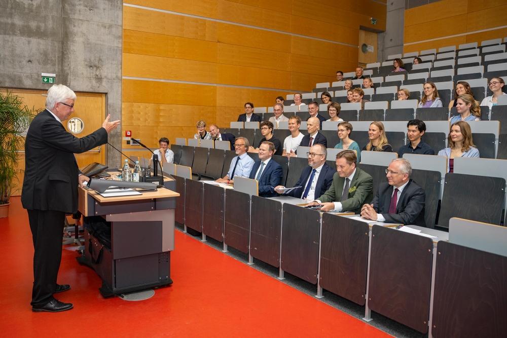 Andreas Zimmermann wygłasza laudację i wskazuje na Adama Bodnara, który siedzi wśród publiczności