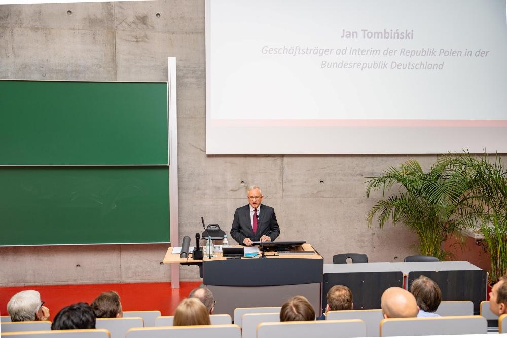 Jan Tombiński przemawia do sali
