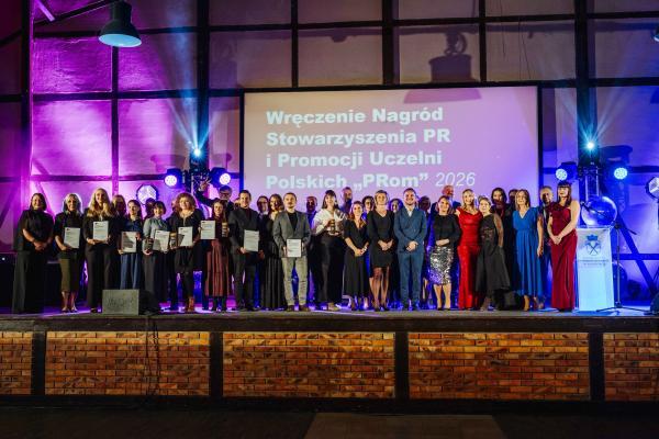 Gala Nagrody Stowarzyszenia PRom 2026. Zdjęcie grupowe uczestniczek i uczestników Gali