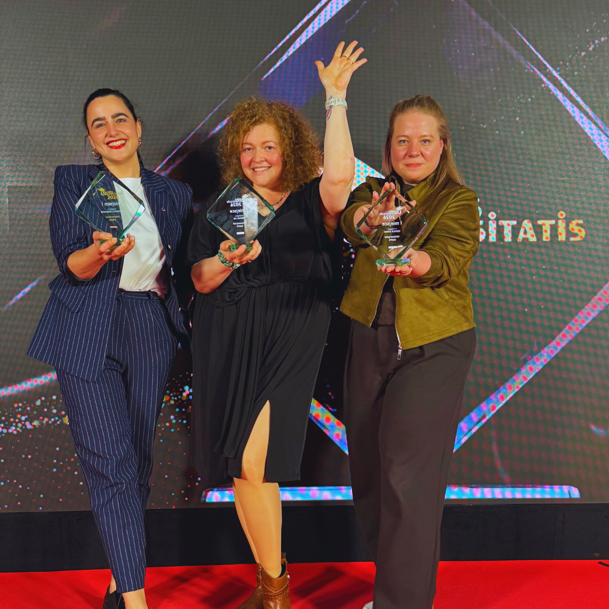 Ewelina Kolendowicz-Ossowska, Iga Lewicka i Aleksandra Różańska ze statuetkami Genius Universitatis 2026